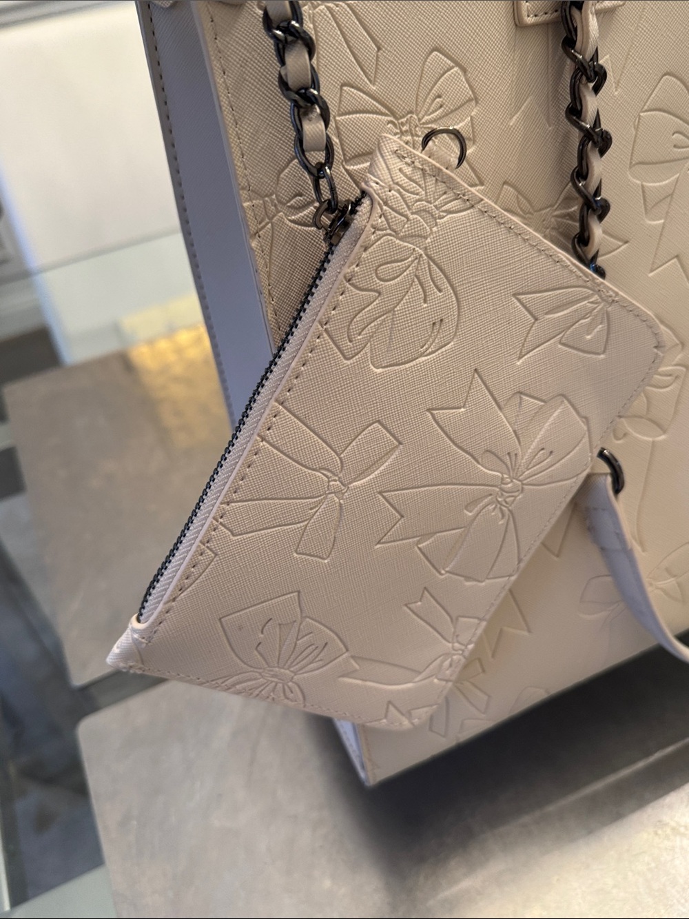 Betsey Johnson XOKiara2 Embossed Bow Creme Tote W/ Wristlet-NWOT - Picture 11 of 15